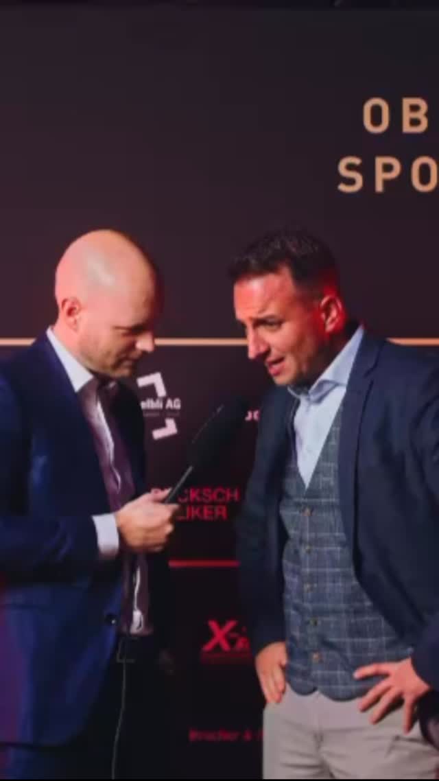 🎤✨ Kurzinterview #2 - Oberaargauer Sportgala 2025
Wir haben Pascal Ärni gefragt: 👉 Wie sich die Gala über die Jahre immer weiter gesteigert hat – und warum man diesen Abend einfach erlebt haben muss.
Spoiler: Die Energie im Raum ist fast so stark wie seine Ambitionen auf den Titel Sportler des Jahres 🏆🔥
▶️ Video starten und die Donnerstag Club Vibes selbst spüren!
👇 Deine Meinung: Beste Gala bisher? 😎✨
#DonnerstagClub #GalaNight #NextRogerFederer #Donnerstagclub NetzwerkenMitMehrwert CommunityPower