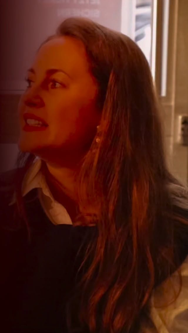 “Ich darf sein, so wie ich bin!”
Was @valentinaluspai im Seminar erlebt hat, ist genau das, wofür FRAUEN&BUSINESS steht:
Wir verbinden das Menschliche mit dem Strategischen.
Das Fühlen mit dem Tun.
Das Frausein mit dem Business.
Selbstständigkeit bedeutet nicht nur Zahlen, Pläne und Strategien.
Und genau da setzen wir an.
Wir sind keine klassische Unternehmensberatung.
Wir sind aber auch nicht “nur Coaches”.
Wir sind FRAUEN&BUSINESS.
Klar. Kompetent. Mit Herz und Haltung.
📌 Schau dir unsere Fortbildungen & Trainings an.
💬 Kommentiere mit “SEMINARE”, und wir schicken dir die Übersicht der nächsten Termine.
#frauenundbusiness #karlsruhe #unternehmensberatung #selbstständigkeit #mentalesstärken emotionundstrategie