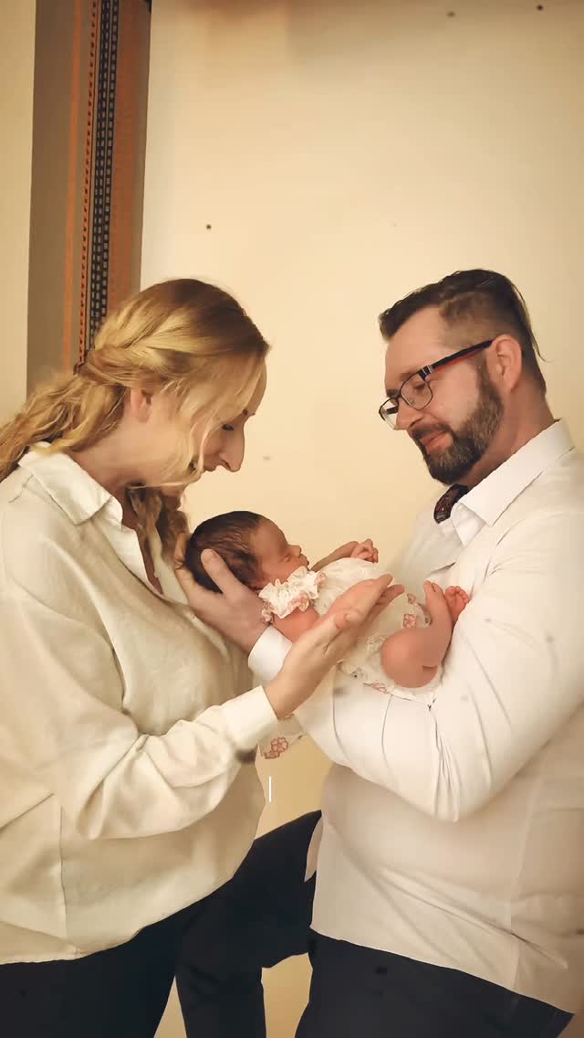 Ta en pause.
Pust.
Nyfødtøyeblikkene er stille, skjøre
og forsvinner raskere enn vi tror 🤍
I studio haster vi ikke.
Det er plass til nærhet, ro og ekte øyeblikk –
akkurat slik dere er.
📍 KG Photography Studio
Sætre – Asker kommune
nær Oslo og Drammen
#nyfødtfotografering
#nyfødtfotograf
#fotostudio
#Sætre
#Asker