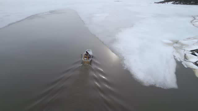 Talvinen saaristo nÀyttÀÀ parhaat puolensa juuri rajapinnoissa, siellÀ missÀ avoin vesi muuttuu jÀÀksi ja jÀÀ taas vedeksi. Hydrokopterilla liikumme sulavasti nÀissÀ olosuhteissa ja pÀÀsemme perille silloinkin, kun muut keinot jÀÀvÀt rannalle.
#seasport #pellinki #pellinge #talvisaaristossa #hydrokopteriseikkailu