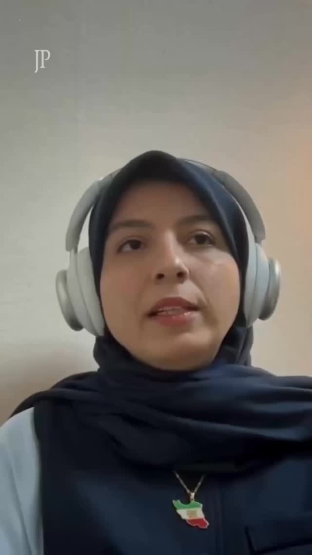 Gli iraniani chiedono il ritorno della monarchia costituzionale mentre la brutalità del regime si intensifica
La ricercatrice iraniana Faezeh Alavi afferma che nei primi video delle proteste era chiaramente visibile la volontà del popolo iraniano: il sostegno al Principe ereditario Reza Pahlavi e la richiesta di restaurare una monarchia costituzionale.
Oggi, gruppi armati che non parlano nemmeno persiano aprono il fuoco contro manifestanti disarmati.
Secondo Alavi, il mondo non deve dimenticare la vera volontà degli iraniani: un cambiamento profondo, libero e autentico.
@faezehalavi.art
#rivoluzioneiran2026