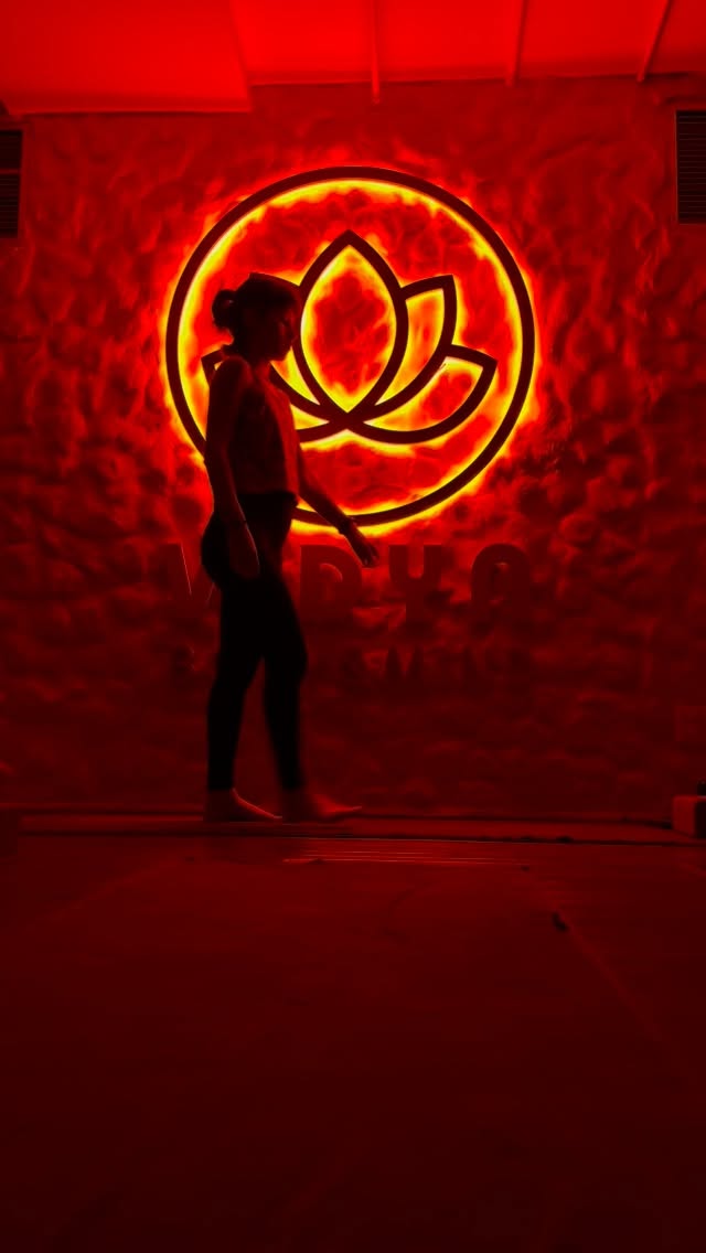 Fluir para sentir 🍃
Presença que nasce no movimento.
O corpo gira, transpira e solta.
A mente desacelera,
e aos poucos, se aquieta.
#vidya #vidyastudio #vidyapinheiros #yoga #hotyoga