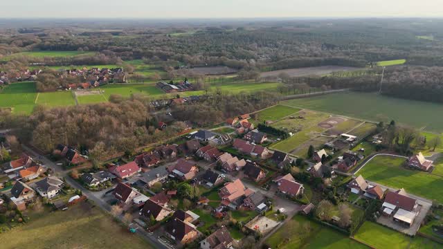 🏡 Einfach mal reinschauen.
Dieses Einfamilienhaus in Uelsen-Waterfall steht noch zum Verkauf - und im Video gehe ich mit euch einmal durchs Haus.
Baujahr 2000, ca. 160 m² Wohnfläche, 7 Zimmer und eine Aufteilung, die im Alltag richtig gut funktioniert.
Unten viel Platz zum Leben und Arbeiten, oben 4 Schlafzimmer für Familie oder Rückzug.
Ruhige Siedlungslage, Garage direkt am Haus - alles da, was man braucht, ohne Schnickschnack.
💰 395.000 € VB
🧾 Käuferprovision: 3,57 % inkl. MwSt.
Wenn ihr wissen wollt, ob das Haus zu euch passt:
Einfach melden, dann schauen wir’s uns gemeinsam an.