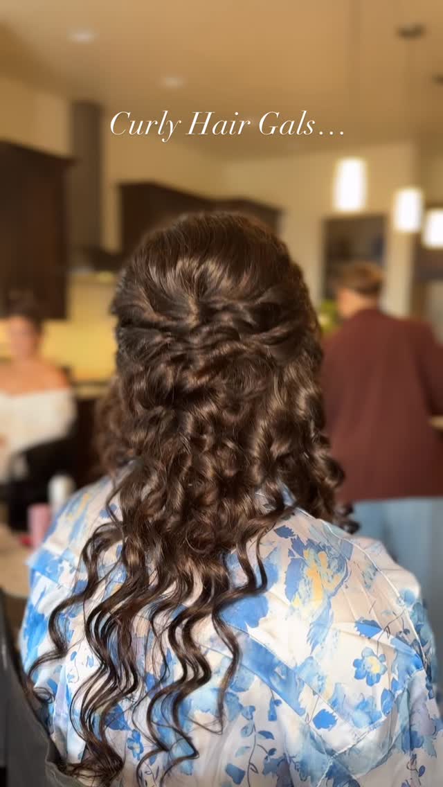 If you have naturally curly hair & you fear getting it styled because it has a mind of its own & you just understand it better than anyone else.. rest assured there is hope in achieving a style with the right products! Oils, Curl definer spray, A curling iron with the same coil dimension of your natural curls & Hydration IS KEY! ✨ This whole style was a vibe! She had beautiful curly face framing & a gorgeous black dress that had a collar draping over her neck 🤩 S T U N N I N G ✔️