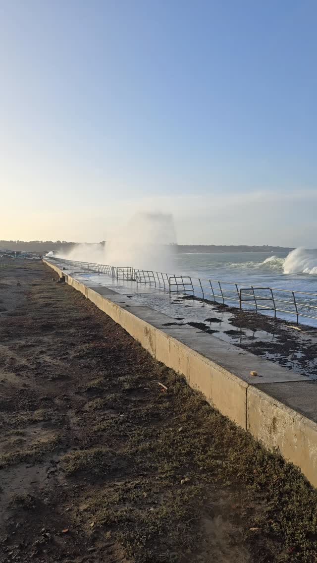 It is a bit windy this morning along St Ouens Bay, but it is certainly worth it to see the beautiful waves. 🌊🌬😍