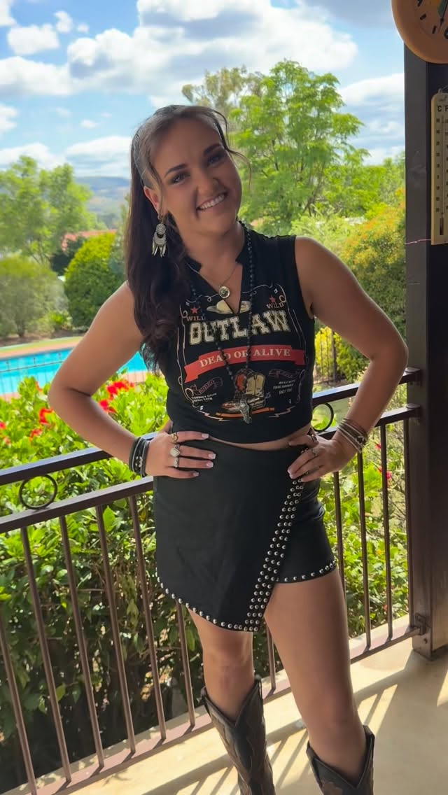 Today’s the day 🤠🎶
Catch me playing Tamworth Square at 11am, right out the front of Kmart!
Come say hi, sing along and soak up the festival vibes ✨
@tcmf_official
@tamworthsquare
@lane.official
@lanebootsaustralia
@littlesparrowpr
#tcmf2026 #countrymusic #westernstyle #livemusic #festival