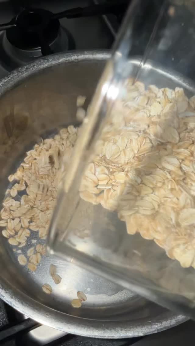 When the eggs run low and there’s no sourdough this is my go to high vibe soul warming protein porridge using @lakoanutrition whey protein isolate the consistency and flavour is just beautiful 👌🏽 definitely a great way to start the day and fuel the muscles after a functional workout 💪🏽 #gifted #womenshealth #womenswellness #healthylifestyle #strengthtraining