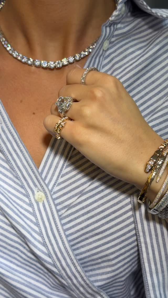 These diamond pieces are often passed down through generations, becoming treasured family heirlooms that encapsulate love, history & tradition. It is a testament to a woman’s appreciation for moments that shape her life.
Take a look at the exquisite combination of our baguette diamond bangle, our 7ct “Heiress” radiant cut ring and our Degradé diamond necklace. All three combined create a dazzling, coherent look.
#antwerpshopping #antwerpdiamonds #solitaireantwerp #diamondnecklace #diamondengagementring
