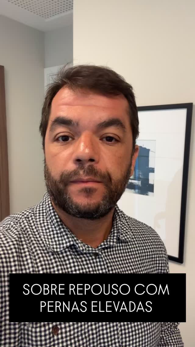 Medida importante para ajudar na circulação das pernas e diminuir o desconforto provocado pelas varizes: Repouso com pernas elevadas. Recomendo cerca de 20 a 30 centímetros, o que equivale em média a dois travesseiros, um braço de sofá, deitar em uma rede, usar aquela almofada-triângulo. Os pacientes ficam em uma posição confortável e é eficiente para o retorno do sangue, diminuindo a sobrecarga nas veias. Assista ao Reel e entenda um pouco mais sobre essa medida 😉👍