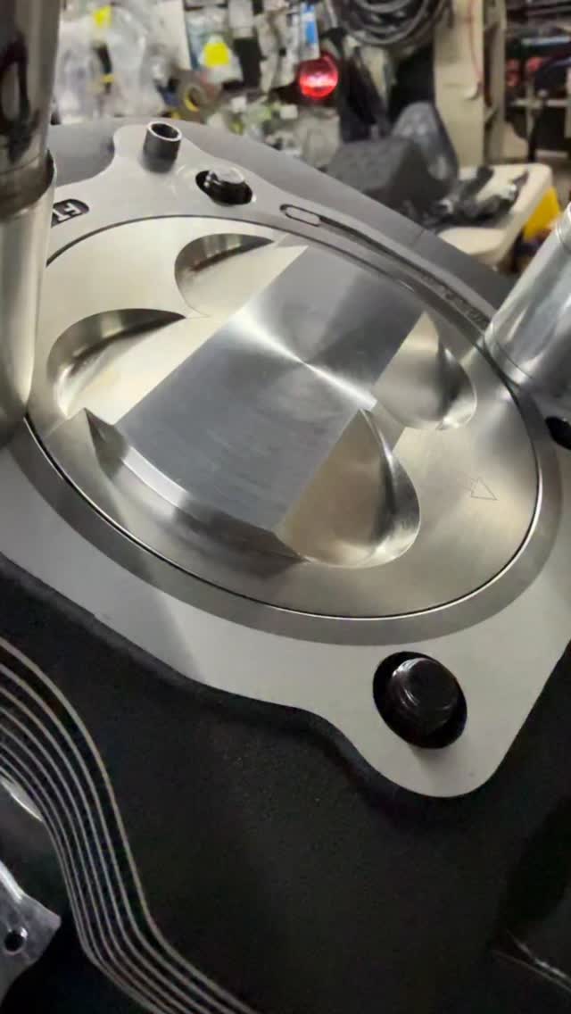 Update on the carbon Harley Davidson Road King! Just waiting on the heads and we’ll be ready to button up the engine. Transmission is at @a1mike getting a makeover. Thanks to all the companies that helped with this build!
@sscycle cases, cam chest, pushrods
@lyndallbrakes rotors
Hot Shotz cylinders and pistons
A1 crank, swingarm, transmission
@brocksvtwin @blackstonetek.bst wheels and tank
@fatboydesign_usa fenders