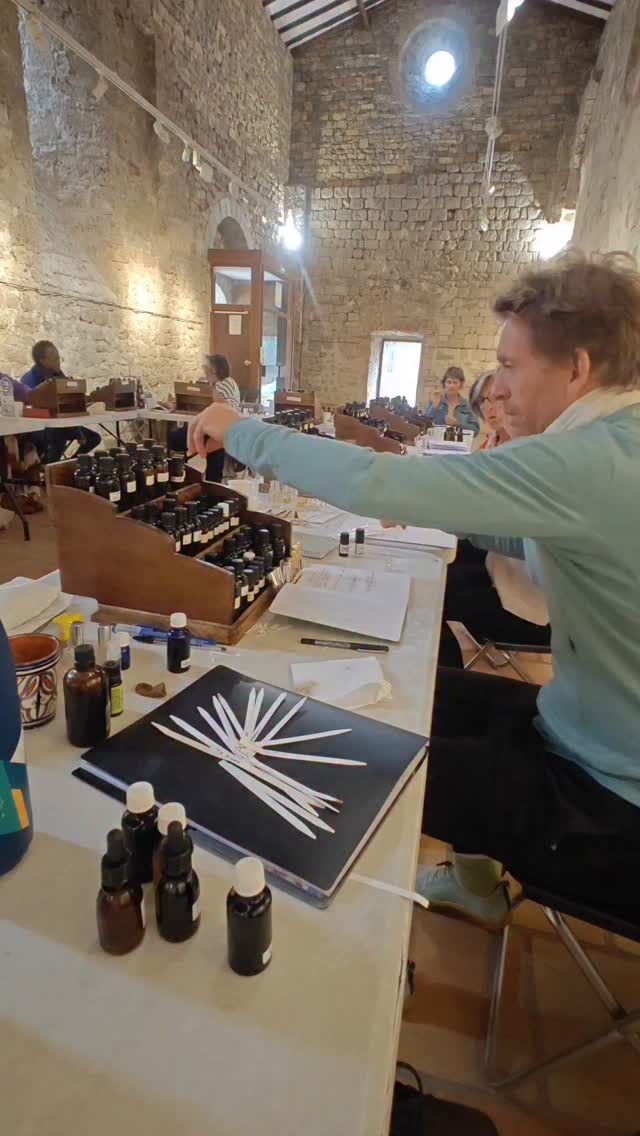 Bonjour les futurs ’nouveaux nez’
2 JOURS PARFUMERIE - réaliser vos parfums bios
4/5 Avril 2026
Une immersion dans l'univers de la parfumerie
- distillation de plantes a parfum avec un alambic en cuivre (3 HEURES)
- Matières premières de la parfumerie 3 HEURES
- Histoire de la parfumerie 1 HEURE
- Formulation 8 HEURES
* Principales notes - pyramide olfactive (notes de fond, de coeur et de tête)
* Familles d'accords (chyprès, floraux, orientaux, hespéridés)
* La composition (TECHNIQUE DE JEAN CARLES et N JENNINGS)
280€ les 2 jours
toutes matières première inclus et réalisation de vos parfum bio
LIMITE A 12 PLACES