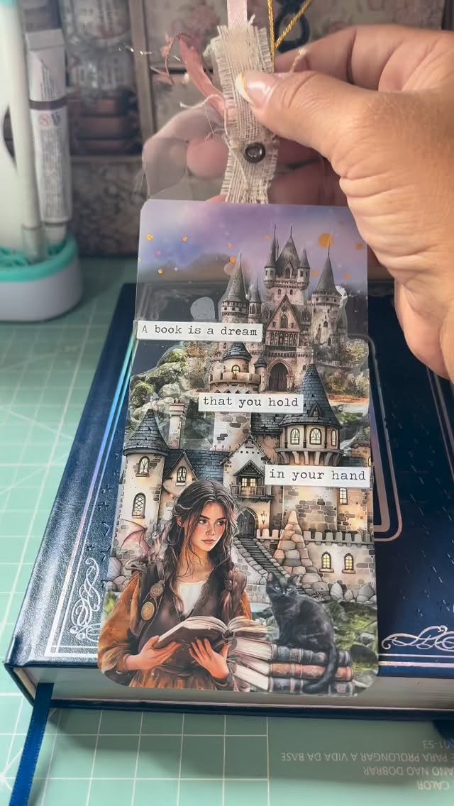 Uma pequena pausa nesse dia cinza para mostrar esse marca páginas que fiz para meu bujo. Achei que combinou muito com o estilo do caderno. Confesso: estou cada dia mais apaixonado 🥰
#artjournalpage
#journalingaddict
Pet tape e caderno da @artbellapapelaria