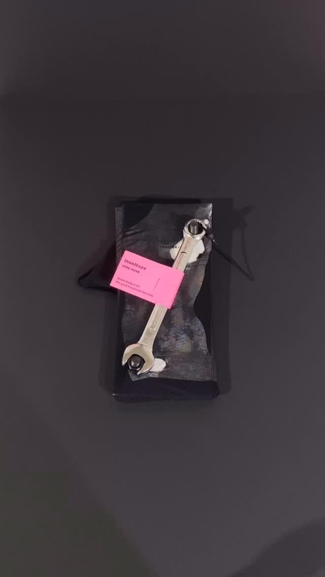 新入荷 "(Non) Gaze"
(Non)Gaze は、「私たちの身体は誰のものなのか」という問いから生まれた本です。
女性の身体が常に〈見る/見られる〉関係の中で対象化されてきた構造に向き合い、
視線(Gaze)によって切り取られ、固定されてきた身体を、再び“自分のもの”として取り戻す試みを描いています。
本書は、ブラックストッキングを用いたカバーと、ボルトを一本一本手作業で留めた特殊な製本仕様。
付属のスパナでボルトを外すことで、「固定された本」を自らの手で解体し、再構成する体験が可能です。
読むこと、触れること、解体すること。
その行為そのものが、〈見る側/見られる側〉という関係を揺さぶります。
¥5500+tax
Artist: Park Mina @mina127ml
Publisher: B Palt Form, Korea @bplatform
85 × 194 mm, 88 pages
手作業ボルト製本(Handmade Bolt Binding)
ブラックストッキングカバー/解体用スパナ付属
50冊限定 ナンバリング入りエディション(作家サイン入り)
___
(Non)Gaze is a book born from the question,
“Whose body is ours?”
It confronts the structure in which women’s bodies have long been objectified within the relationship of seeing and being seen.
Through this work, the artist attempts to reclaim the body—fragmented, fixed, and defined by the gaze—as something that once again belongs to oneself.
The book features a distinctive structure:
a black stocking cover and a handmade bolt binding, with each bolt individually fastened by hand.
By using the included wrench to remove the bolts, readers are invited to dismantle and reassemble the “fixed” book themselves, transforming reading into a physical and conceptual experience.
To read, to touch, to dismantle—
these acts themselves unsettle the relationship between the one who looks and the one who is looked at.
Price
¥5,500 + tax
Artist
Park Mina
Publisher
B Platform, Korea
Specifications
85 × 194 mm
88 pages
Handmade Bolt Binding
Black stocking cover / Wrench included
Edition
2025
Limited edition of 50 copies
Numbered and signed by the artist
#artbook #bplatform #independentpublishing #アートブック