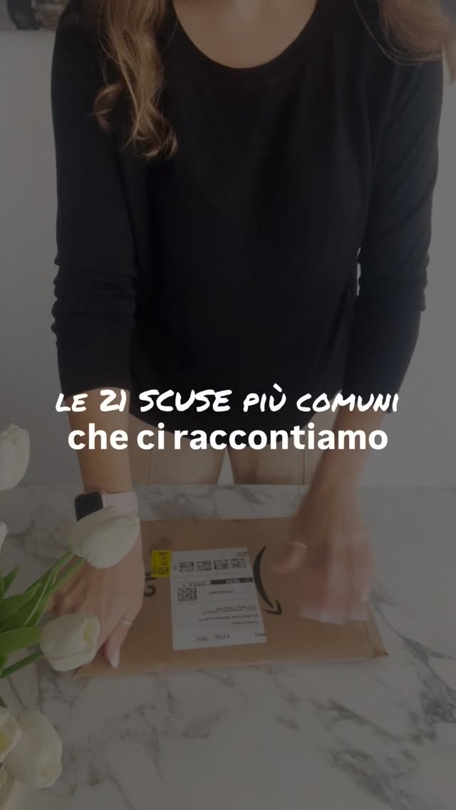 Se queste ti hanno fatto sorridere…
forse un po’ ti ci sei anche ritrovata.
Le scuse servono a tenerci al sicuro da una cosa molto più scomoda:
scegliere davvero per noi stesse.
Io le conosco tutte.
Le ho usate anch’io, in momenti diversi della mia vita.
Soprattutto quelle che suonano intelligenti, mature, “responsabili”.
1. “Lo fanno già tutti”
2. “Adesso non è il momento giusto”
3. “Quando avrò più tempo”
4. “Prima devo sistemare altre cose”
5. “Non sono pronta”
6. “ho troppe cose da fare”
7. “Non fa per me”
8. “Inizio lunedì”
9. “Ho già provato, non ha funzionato”
10. “Non posso permettermelo”
11. “Non so da dove partire”
12. “Ho la testa troppo piena”
13. “Sono fatta così”
14. “Adesso ho altre priorità”
15. “Più avanti sarà meglio”
16. “Non ho l’energia”
17. “Non sono abbastanza brava”
18. “Non è una cosa seria”
19. “Non durerà”
20. “Tanto poi mollo”
21. “Non ne ho davvero bisogno”
Nella challenge 21 giorni per creare la vita che desideri
non lavoriamo sulle scuse.
Lavoriamo su micro-scelte quotidiane.
Piccole. Reali. Possibili.
Se senti che è arrivato il momento di smettere di rimandare:
👉 link in bio
oppure scrivimi “Challenge” in DM e ti mando tutte le info.
A volte la frase più onesta non è
“Non posso.”
Ma
“Ho paura di provarci.”
#challenge #21dayschallenge