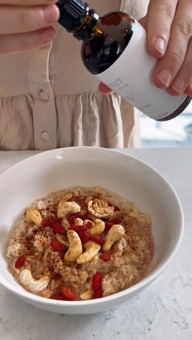 Letar du efter ny inspiration att äta till frukost?
Tappar du energi och fokus under dagen?
Då har vi ett super tips till dig i denna video 🤍
•
•
•
#örtriket #superbreakfast #frukost #frukosttips #hälsa #hälsaochlivsstil #örttinktur #herbalist #tcm #tcmwellness