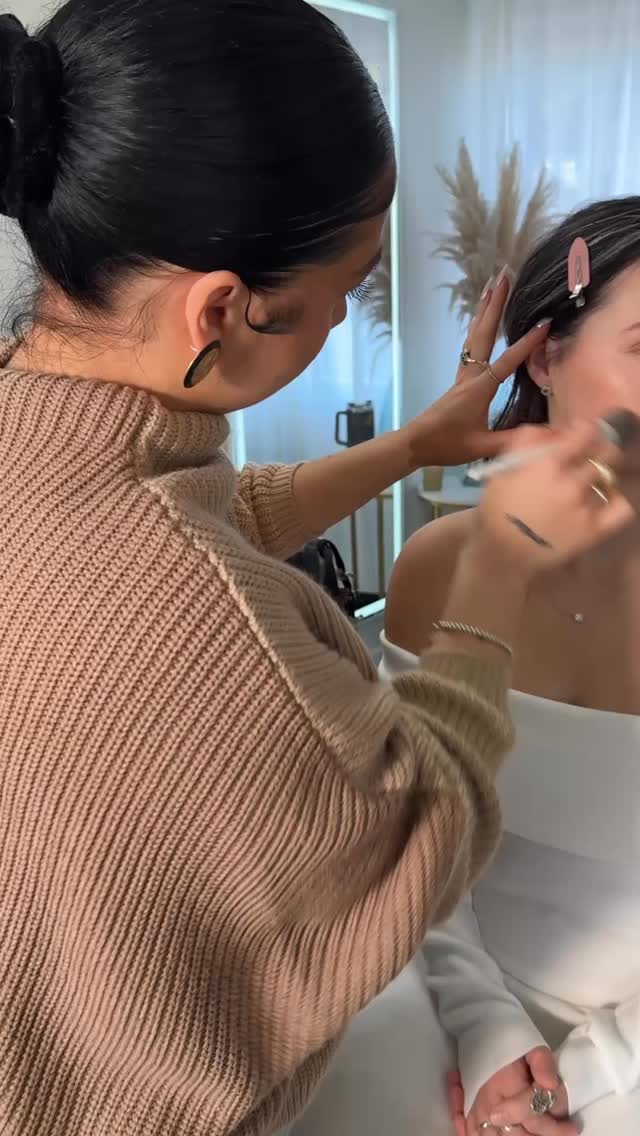 ATTN 2026 & 2027 Brides 🚨🚨
Hiring the right professionals is key. Anyone can walk into Sephora and buy what we use. But what makes the difference is knowing how to use it and why.
👇🏼 👇🏼 👇🏼 👇🏼
It’s understanding skin types and undertones, how products interact with texture and moisture levels, how to sculpt based on face shape, and how makeup reads in different lighting (natural, indoor, flash, and golden hour).
It’s knowing when to layer, when to sheer out, when to set, and when to let skin breathe. It’s choosing products not because they’re trendy, but because they perform, last, and photograph beautifully.
That’s where experience shows and artistry lives ✨
#napawedding #napamakeupartist #professionalbridalmakeup #sonomawedding #sonomamakeupartist #napabride #napahairandmakeupteam #sonomahairandmakeupteam