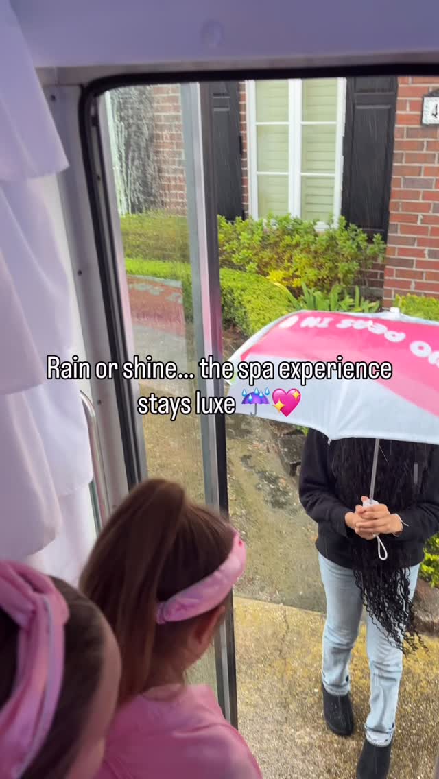 Rain or shine, our spa babies stay pampered 💖☔️
At Two Peas in a Spa, the experience doesn’t stop when the service ends. We make sure every little guest steps off the bus feeling special, dry, and taken care of from start to finish.
#TwoPeasInASpa #MobileSpaParty #SpaDayForGirls #BatonRougeKidsEvents #LuxuryKidsParties