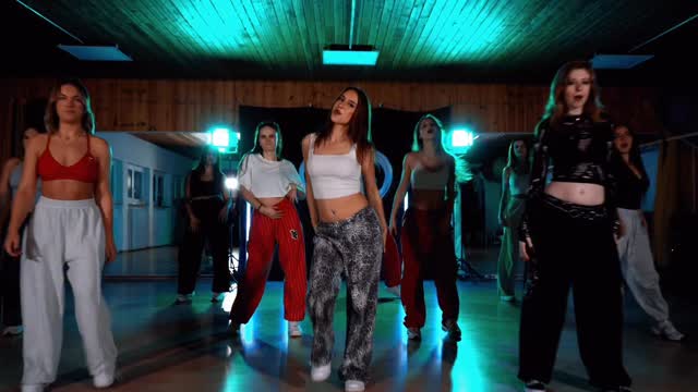 SOS ‼️ ladies, what a NICE performance 🥹⭐️ and can we talk about this awesome beginner routine?! we love every second of it 💕✨ #mdstudios
💌 do you want to join our beginner classes? write us a DM for a trial class 💖
🧠 choreography: @karla.raekow
🎥 video: @visuals.on
#dance #dancer #ansbach #dancestudio #performance #choreography