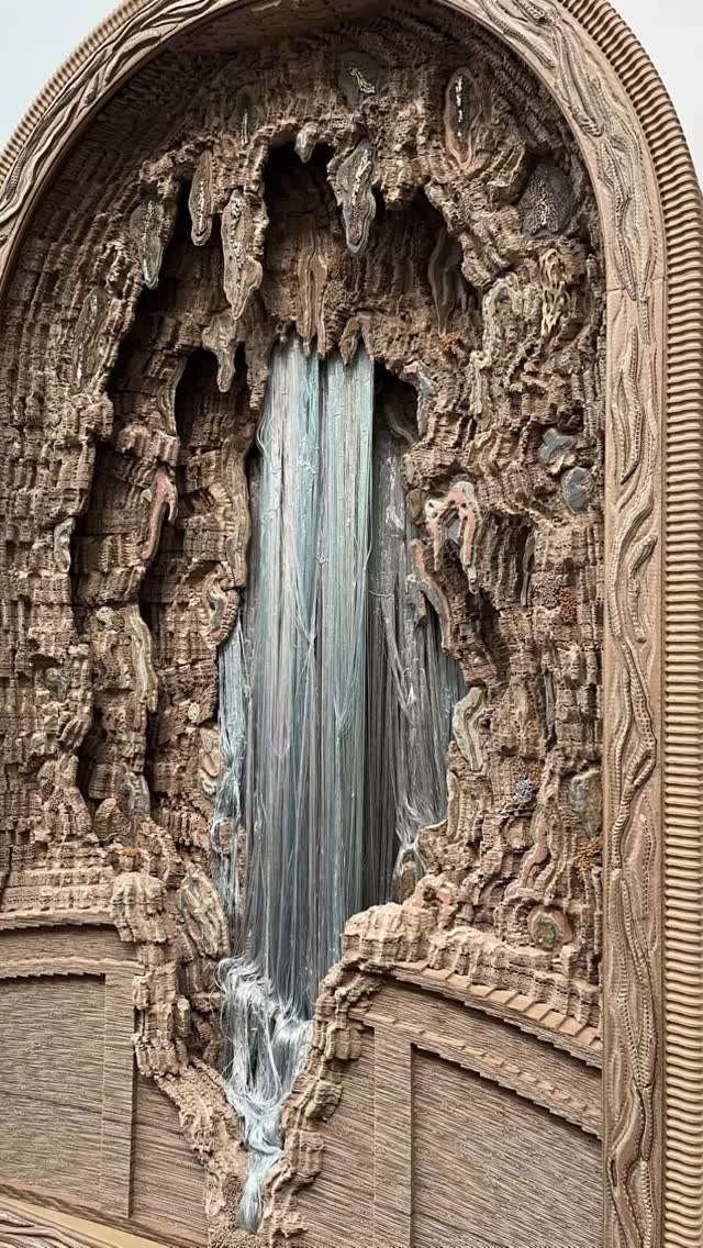 allez voir cette exposition d'Eva Jospin @grandpalais_immersif
une exposition de toute beauté
détails et œuvres infiniment petites et très grandes faites pour la plupart en carton ou en broderie !
#grandpalais #evajospin #carton #exposition