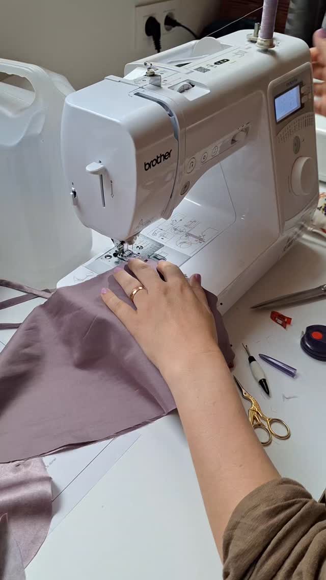 In 2025 naaide ik vooral voor mezelf, waaronder veel upcycles met tweedehands stof en bedovertrekken die mijn bed niet haalden ✂️, maar er waren ook talloze cadeautjes, naaiprojecten voor mijn man en kinderen, en ik dropte zelfs een upcycling collectie op de webshop! Veel workshops gevolgd, nog meer bijgeleerd.
Follow along voor 2026 ✌🏼
***
Ik ben Mona. Via mijn downloadbare tweedehands gidsen deel ik duurzame tips & tricks en daarnaast inspireer ik je met tweedehands, geüpcyclede en zelfgemaakte outfits 💚♻️l