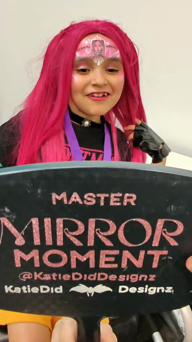 First #kpopdemonhunters birthday party! The birthday girl did not choose Rumi! Who is your favorite character?
#facepainter #brazoriacountyfacepainter #katiediddesignz #metarayban