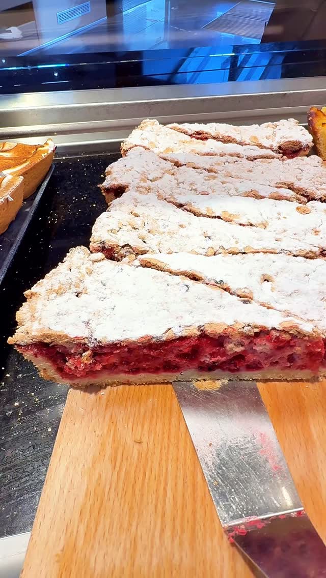 Kennst du schon unsere Kuchenauswahl? 🍰
Sie bietet immer wieder andere Leckereien - und heute stehe ich wirklich dazwischen…
Käsekuchen oder Himbeerschnitte? 🤗
Ich kann mich einfach nicht entscheiden.
👇🏼Welches Team bist du?