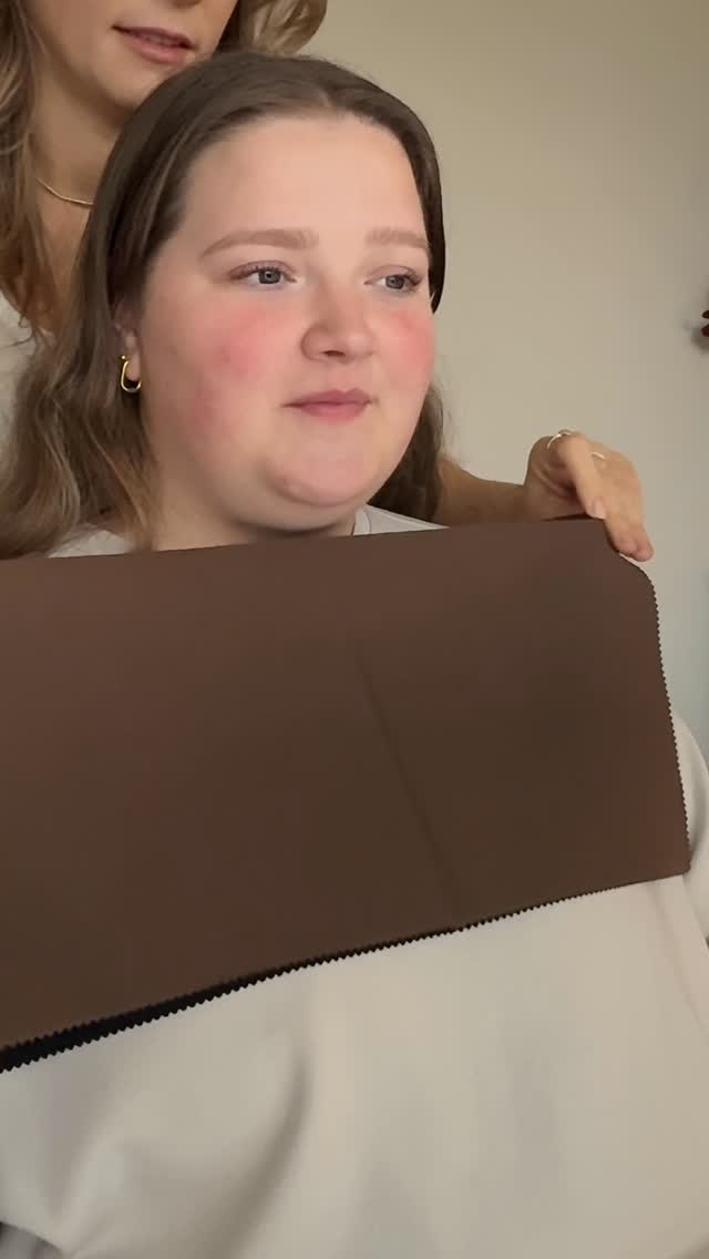 Früher bestand fast ihr kompletter Kleiderschrank aus Schwarz.
Und wie bei so vielen Frauen war das Gefühl: passt immer.
In der Farbberatung hat sie dann gemerkt,
wie sehr warme, gedeckte und dunkle Farben ihre Ausstrahlung verändern.
Töne wie Tannengrün, warmes Dunkelbraun, Weinrot
oder auch etwas softere Töne
wirken an ihr viel harmonischer als Schwarz –
weicher, edler und einfach lebendiger ✨
Welche Farbe gefällt dir an ihr am besten?
Schreib es mir gerne in die Kommentare 💬#farbberatung
#gedeckterfarbtyp
#farbanalyse
#stilberatung
@lookademy