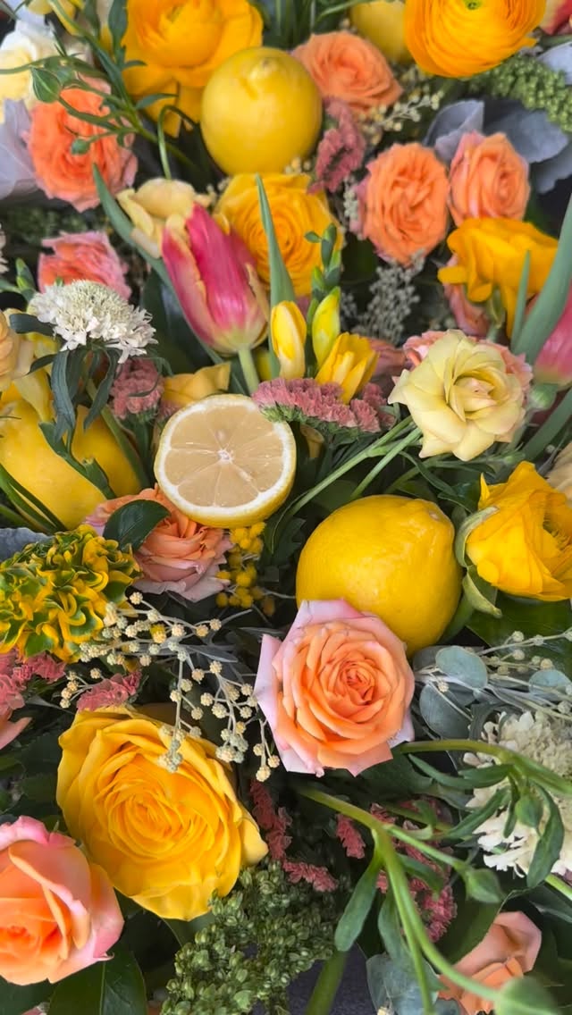 Citrus hues can brighten even the dullest of days ๐
#designsbydarenda
#CitrusFlowers
#SunnyBlooms
#lemons
#ZestyColors