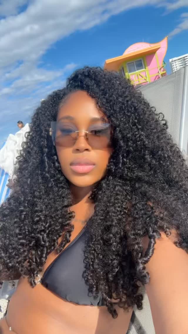 Ocean breeze, Miami Beach and her flip-over wig couldn’t miss. This one is definitely eye catching ⭐
Hairspec: French 400gram wig > 4 bundles.