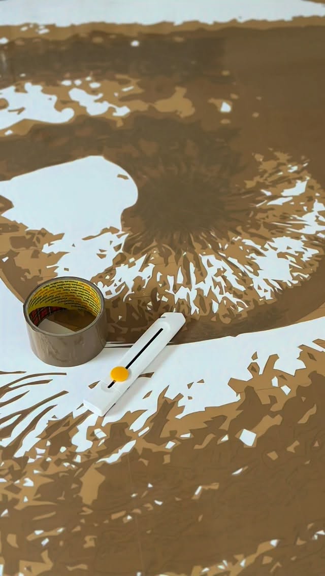 Vous me demandez souvent :
« De combien de mètres d’adhésif tu as besoin pour faire un tableau ? »
.
Pour une œuvre au format 110x110cm il faut environ 100 mètres de scotch !
100 mètres, c’est 1 terrain de football ou 1,5 fois un Boeing 747 😉
.
Sachant qu’un rouleau contient 66m de ruban, il ne me faut finalement qu’un rouleau et demi pour un grand format !
.
Alors vous aviez imaginé cela ?
.
#artcontemporain #tapeart #collage #scotch #paulinefillioux