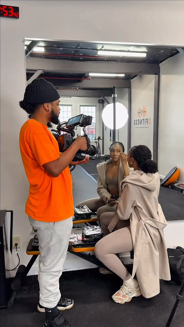 When the studio becomes a creative space 🎥🎶
Behind the scenes with
@ngunda_king
@mozzboss1
@caip_bby
@hory_veiga_
Music dropping soon.