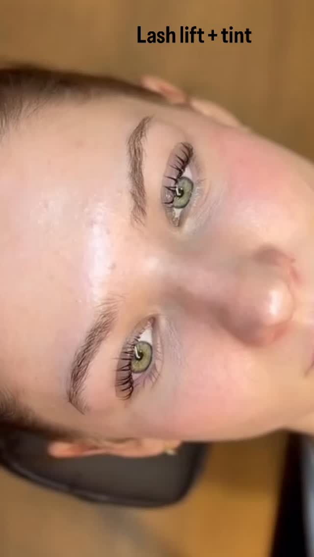Waarom kiezen voor press on lashes als je natuurlijke wimpers er zo uit kunnen zien met onze lash lift & tint behandeling 💜
#thebrowboss #lashlift #natuurlijkewimpers
