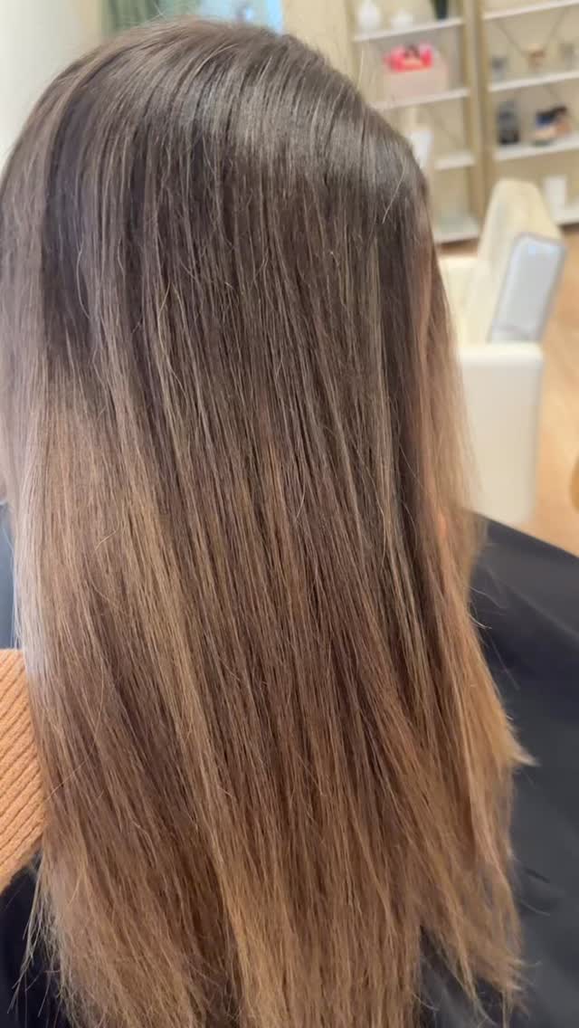 One of my favorite heads of hair to work on 😍
Full grey blend / highlight to brighten up. By taking fine sections and playing off her natural features for the tone, we are loving the end result. 💕💕💕
@allnutrient gloss:
Root / Mids - 8N + 8G + 9NG
Ends / Front : 9NG
#bostonma #hairinspo #hairgoals #behindthechair