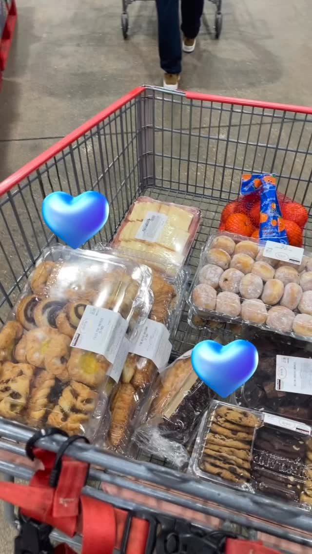 The start of this week marked “Blue Monday”. It’s the third Monday in January and is therefore crowned as the most depressing day of the year. Whilst that claim isn’t backed up by any official science, who doesn’t live an excuse to get some treats in to spice up the month
#Stylo #bluemonday #happy #instadaily #january