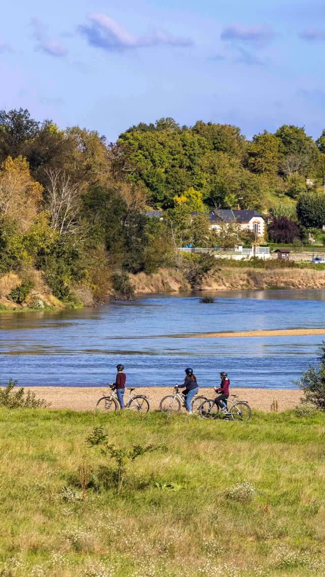 Et si le vrai luxe, en 2026, était de ralentir ?
Marcher ou pĂ©daler tranquillement le long de la Loire, Ă©couter le silence, admirer un paysage qui change Ă chaque saison, partager un moment simpleâŠ
Entre Roanne et Gien, la Loire se découvre autrement, dans une douceur qui fait du bien.
Une destination Ă vivre, Ă ressentir, Ă savourer.
www.loireenvie.fr
© CRT CVDL / D. Darrault / Robert-Famy Guillaume / DSL 71