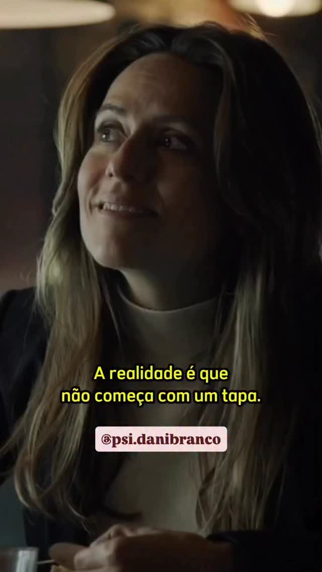 A violência não se repete porque é desejada, mas porque o psiquismo tenta, compulsivamente, dominar algo que foi vivido como excesso. A repetição não é escolha consciente, é dificuldade de simbolização.
Quando a agressividade atravessa a história familiar, ela deixa marcas profundas… as vezes, não só no corpo, mas principalmente, na forma de amar, de se calar, de suportar.
Ninguém se constitui sozinha(o). É o ambiente que sustenta ou desorganiza. Quando o ambiente falha, o individuo aprende a sobreviver se adaptando, não existindo. E, muitas vezes, confunde vínculo com ameaça.
Por isso, não é sobre “por que ela não vai embora, termina?!”, é mais sobre o que foi ensinado como amor. Sobre o medo de perder o outro e perder a si ao mesmo tempo. Também é sobre famílias que normalizaram o silêncio, a tensão, o controle.
Cenas como as de La Casa de Papel falam de estruturas inteiras que ainda toleram a violência como algo privado. Falam de mulheres que aprenderam a calar para manter tudo de pé.
A beleza da psicanálise é a escuta do que ficou sem palavra, sem espaço pra ser dito. Este processo transforma repetição em possibilidade de ruptura.
Violência de gênero não é fraqueza individual.
É trauma, é laço, é história e só se rompe quando pode ser nomeada.
#psicanálise #relacionamentosabusivos #relacionamentos #terapia