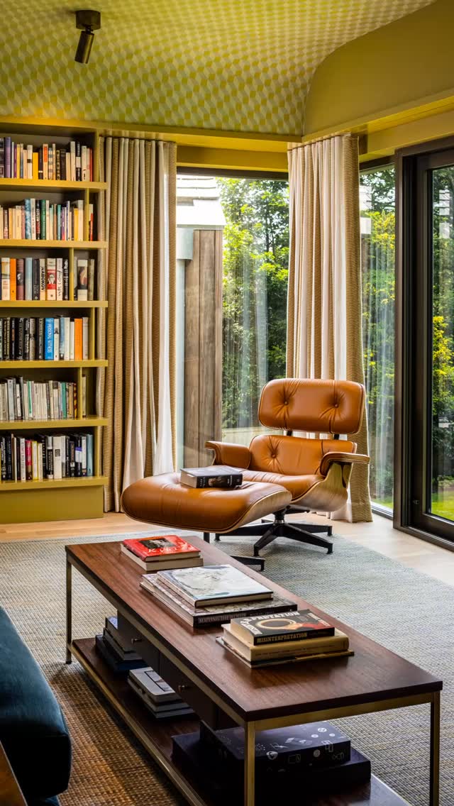 A library composed in color
.
.
#luxurylifestyle #finehomebuilding #archdaily #archilovers #coastalliving @ecowindowsdoors
.
.
@andrewbartolotta_aia
@brookecrewinteriors
@gatehousepartners
@_kwphotography