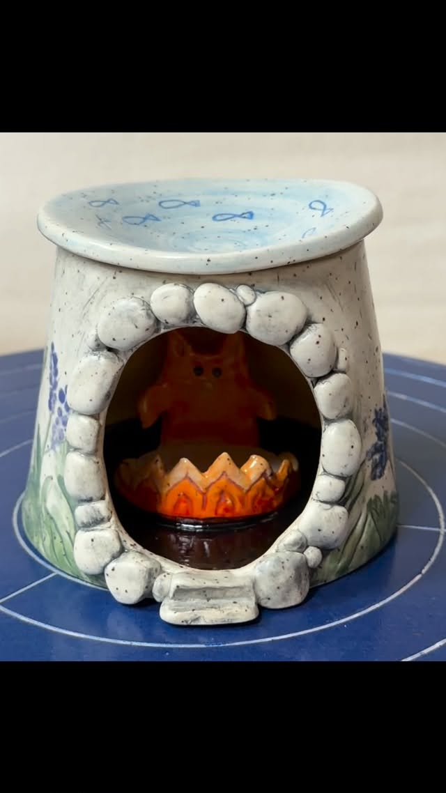 “Nature Cat” wax warmer is So cute!
Making more of these for sure! This one will be available at my next restock! Website link in BIO
@happycatclayart #slabbuiltceramics #handbuiltceramics #cats #catsofinstagram #naturecat