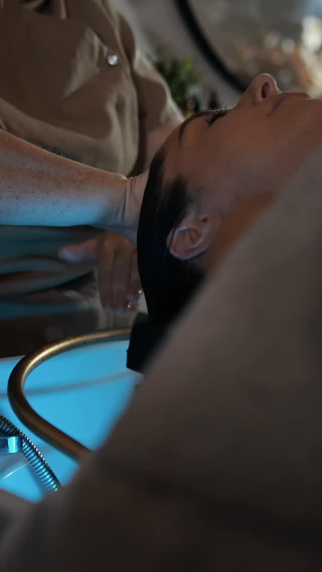 Warm water, quiet steam, and a moment that asks nothing of you.
#headspaessex #scalpcare #stressrelief #relaxation #selfcare