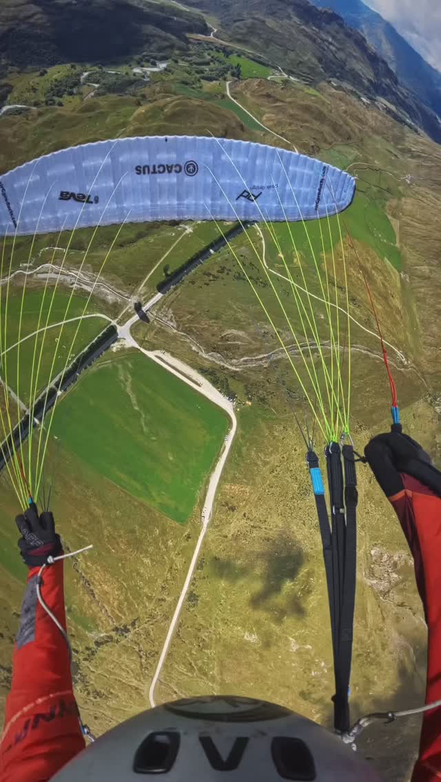 THE BEST feeling flying over the glider!!!
@cactusoutdoor @pro.paragliding @teva_newzealand @proximityflight @airg_products @paragliding_family
-
-
-
#paragliding #paraglidinglove #acroparagliding #infinity #esfera