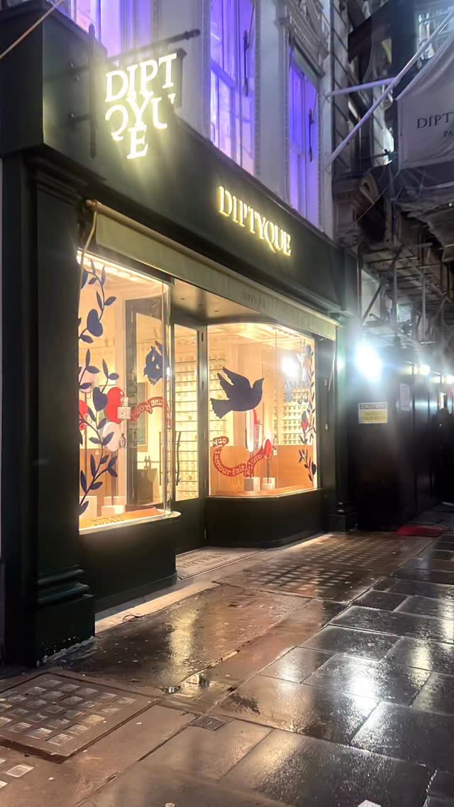 Such a fun event to be part of ✨
Diptyque’s latest pop-up is inspired by 1960s Paris and the legendary Orphéon jazz club, celebrating their iconic Orphéon fragrance.
In partnership with Superfly Records, we spent the day at the New Bond Street flagship personalising vinyl records with paint, stencils, spray paint and monogram designs; where music, scent and craft met beautifully 🎶 @diptyque #eventartist #newbondstreet