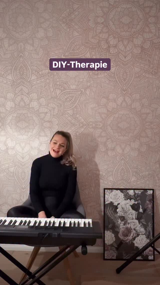 Mini-Therapie für jeden Tag 🎶
🔸 3 Minuten
🔸 ohne Termin
🔸 kostenlos
Anleitung:
• 3 Minuten Zeit nehmen
• Lieblingslied auflegen
• Einfach lossingen
Warum?
Singen schüttet nachweislich Endorphine aus, bringt den Körper in Bewegung und kann helfen, den Kopf freier zu machen.
Es muss nicht schön klingen.
Es geht nicht um Leistung.
Drei Minuten- so lange ein Lied eben dauert.
Oder kürzer. Oder noch eins hintendran.
Ganz egal!
Für mich eine einfache, unaufwendige Art, den Alltagsgedanken vorzubeugen.
Leicht. Zuhause. Do it yourself.
#therapie #singen #gesang #edgeofglory #ladygaga