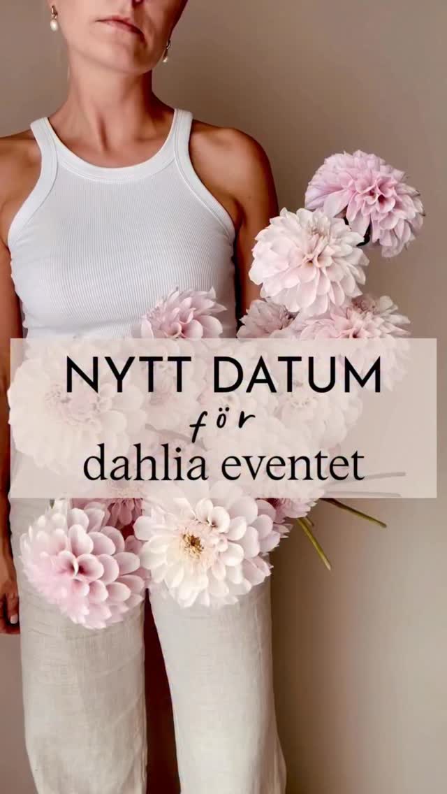 📣 Vi ändrar datumet för vårt dahliaevent till 16/5!
Men ni har inte lagt det tidigare datumet på minnet helt förgäves - då kommer nämligen förköpet att äga rum 💃
Vi ändrar datumet av två anledningar:
🌸 Det känns osäkert vädermässigt i April. Vi vill inte ha minusgrader på våra fina plantor när vi minglar runt med er på borggården på Ekolsunds slott. Dessutom känns tanken på en solig vårdag väldigt mycket mer lockande och ni som köper plantor kan plantera ut dem direkt därhemma eftersom sista-frostdatumet passerat här i vår zon 🙌
🌸 Den andra anledningen är att vi blivit med större odling 💃 Så hela odlingen och uppdrivningsstationen ska flytta mitt i allt! Det blir en hel del plantor att flytta 😅 I sommar kommer vi att få tio gånger så stor yta att odla på och som vi längtar!
Så alltså:
-Dahlia event 16/5 på Ekolsunds slott kl 10-15
Ekolsunds slottsallé 1, 749 50 Ekolsund
-Förköp av dahlior via vår hemsida 25/4 kl 15.00
Hemsidan kommer lanseras inom kort och där kan ni spana in alla våra tillgängliga sorter som förköps och sedan hämtas upp på eventet den 16/5
Alla plantor kommer kosta 199:-
På plats på eventet blir det härligt mingel, möjlighet att köpa fika och vi vill gärna höra om era favoritdahlior och vad ni skulle önska att få köpa i framtiden 🌸
Det kommer finnas extra plantor till försäljning på plats och det blir give aways av några plantor, man deltar med sitt ordernummer 🥰
På plats kan man betala med swish eller kort
Vi ses i vår 💕
#storiesandcreations #dahliadesire #dahliafarmers #uniquedahlias #unicorndahlia