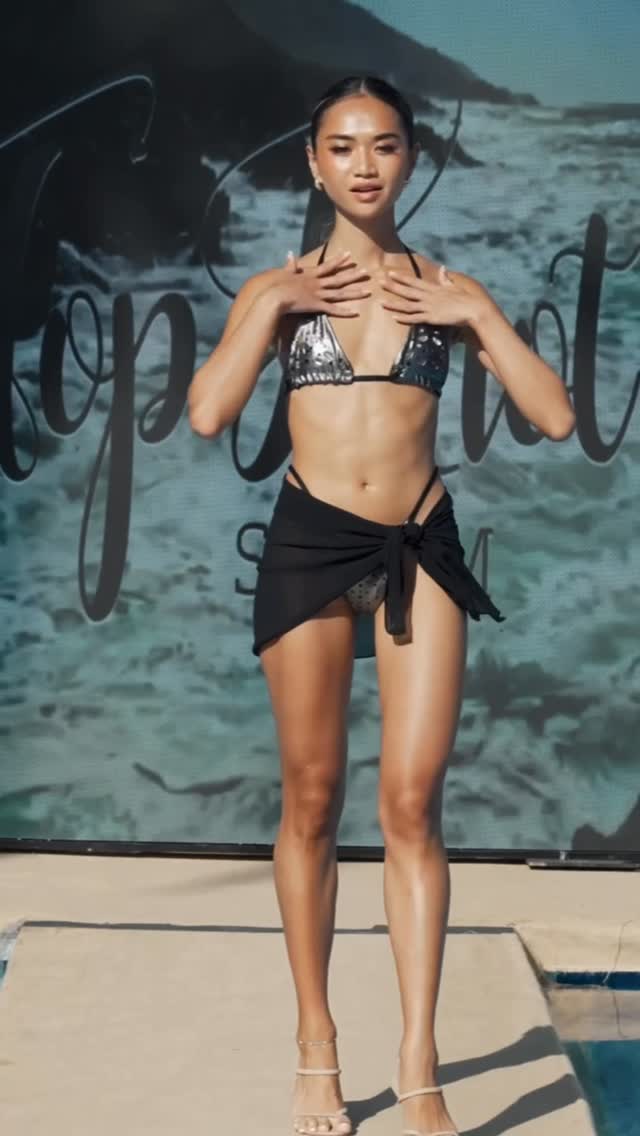 A small glimpse of what the @topknotswim runway was like ✨
Just a taste of the energy, the beauty and the vibe —
warming things up and getting us in the right mood while winter slowly fades away.
Because the bar is being set,
the sun is coming back,
and Ibiza Swim Week is already in motion.
See you on the other side of winter.
Summer loading ☀️🌊
Models: @van_phann @loreee_011 @nicole_wallace_dance
Video @dwainebyrd
Muah: @makeup_mary_dego @sara_vega_hairdresser
Director: @missniavasquez
Production: @vybe_es
#ibizaswimweek #fashionshow #bikinimodel #ibiza2026 #swimweek
