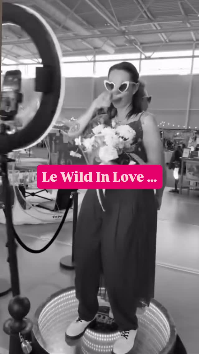 Le Wild In Love, ce n’est pas un salon comme les autres. Ici, on ne parle pas de stands.
On parle d’univers, d’ambiances, de détails qui racontent une histoire.
Le Wild In Love, c’est un salon du mariage où :
• chaque décor est pensé comme une source d’inspiration
• chaque prestataire exprime pleinement son identité
• chaque couple peut se projeter dans un mariage qui lui ressemble
Une expérience immersive, esthétique et sincère,
loin des codes traditionnels du salon du mariage classique.
Le Wild In Love célèbre :
✨ la créativité
✨ l’émotion
✨ les mariages singuliers
✨ et les professionnels passionnés qui les rendent possibles
Si tu crois en un mariage à ton image,
alors tu es au bon endroit.
Bienvenue dans l’univers Wild In Love.
Nos partenaires de 🫶🏾
@photo_touch_miroir
@fleurs_menthe_a_leau
@audrey.girard_tatonkame
#mariagealsace #wildinlovefestival #festivalmariage #salondumariage #mariagestrasbourg