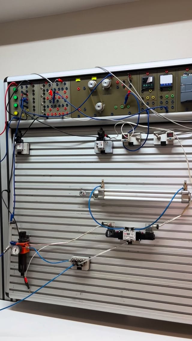 Pnömatik sistemlerde kontrolün merkezi: solenoid valf 🔧
Bu uygulamada, solenoid valf ile çift etkili silindirin senkron çalışması sayesinde
✔️ Hızlı tepki
✔️ Dengeli hareket
✔️ Güvenilir kontrol
sağlanmaktadır.
Doğru valf seçimi, sistem performansını doğrudan etkiler.
Endüstriyel çözümler için doğru pnömatik ekipman her zaman fark yaratır. ⚙️
⸻
Hashtagler:
#pnömatik
#solenoidvalf
#pnömatikvalf
#çiftetkilisilindir
#pnömatiksistemler
