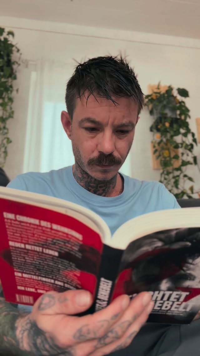 "Wenn der erste Schluck Alkohol nicht mehr wirkt"
Auszug aus Belichtet und Benebelt.
Heute in 9 Tagen überall erhätlich!
#belichtetundbenebelt #alkohol #stigma
"Ein Gesprächsangebot an uns Alle"