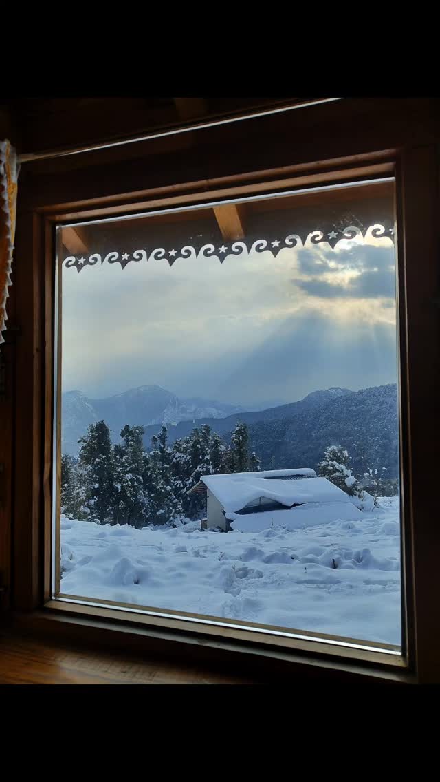 दीवार में इक खिड़की रहती है...
#himvanliti #uttarakhand #snowfall #firstsnow #kumaon #natureretreat #windowview #window #ecoretreat