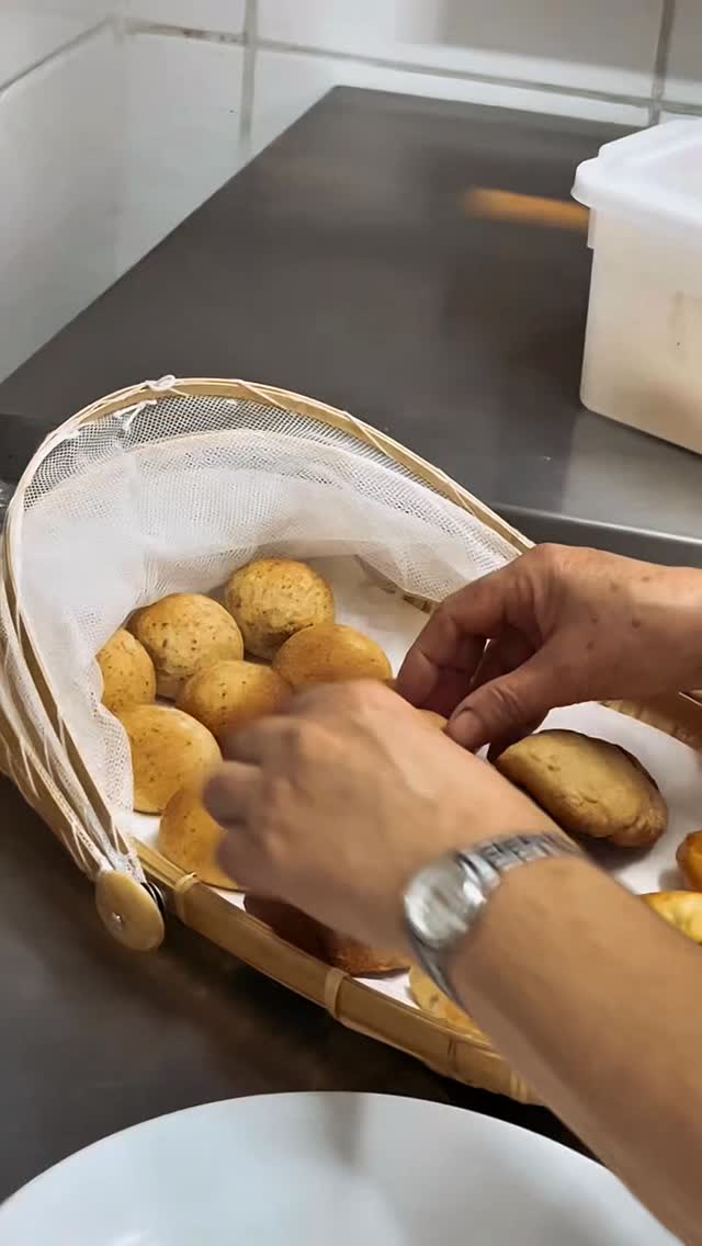 Manhãs assim não pedem pressa.
Pedem tempo, luz suave, conversas baixas
e o prazer simples de começar bem o dia.
⸻
Mornings like this ask for no rush.
Just time, gentle light, quiet conversations
and the simple pleasure of starting the day well.
#PousadaDoPrincipe #Paraty #CafeDaManha