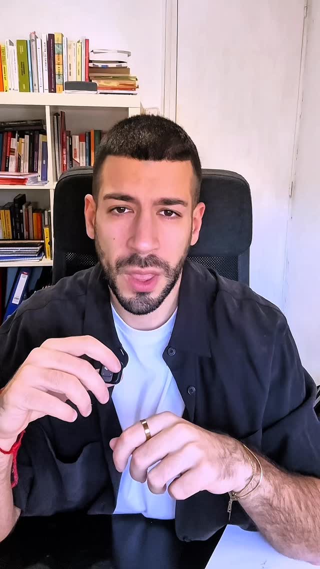 Tres señales para reconocer el síndrome de Sansón.
El síndrome de Sansón es un saboteador, un proceso psicológico intrapersonal que limita y perjudica tu talento.
Se utiliza este nombre para describir un patrón de respuesta que aparece tras un fracaso o una frustración intensa, especialmente cuando está en juego un ámbito en el que la persona se siente competente, implicada o orgullosa.
1) Fusión entre identidad y desempeño.
El resultado no se vive como un hecho aislado, sino como una evaluación global del propio valor. El error deja de ser información y pasa a percibirse como amenaza al yo.
2) Activación defensiva del ego.
Ante la frustración aparece una necesidad rápida de restituir la imagen dañada. Esto reduce la capacidad de espera, análisis y ajuste, y favorece respuestas impulsivas de tipo todo o nada.
3) Conductas de sabotaje relacional o estratégico.
Retirada brusca, ruptura de procesos, boicot, mensajes implícitos o explícitos del tipo “si yo no lo consigo, nadie lo consigue”. A corto plazo devuelven sensación de control; a medio plazo limitan opciones y futuro.
Desde la psicología, este patrón se ha relacionado con procesos de amenaza al yo (threatened egotism). Investigaciones clásicas muestran que cuando una autoimagen elevada se ve cuestionada, aumenta la probabilidad de respuestas agresivas o autodestructivas orientadas a proteger el ego, no a resolver la situación (Baumeister et al., 1996). En contextos profesionales, estudios posteriores han vinculado esta combinación de ego amenazado, frustración y enfado con conductas de incivismo, boicot y daño interpersonal.
La clave no es negar la herida, sino no convertirla en destrucción. El síndrome de Sansón no habla de falta de capacidad, sino de una dificultad momentánea para sostener la caída sin arrasar con el entorno y con las propias oportunidades.
Nota: aunque se denomine “síndrome”, no se trata de un diagnóstico ni de un problema de salud mental en sí mismo, sino de un patrón psicológico descriptivo.